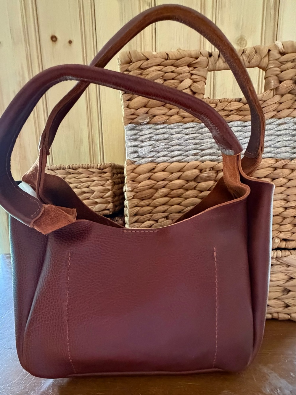 PORTLAND LEATHER COMPANY MEDIUM MADISON SHOULDER BAG IN NUTMEG